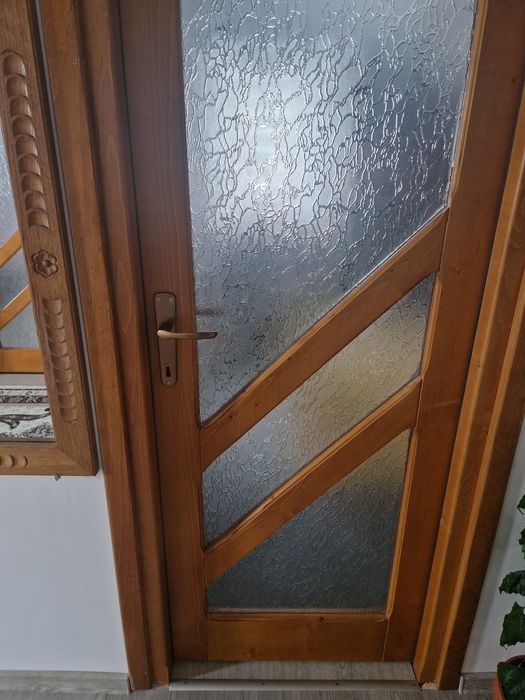Vând usa lemn masiv pentru baie