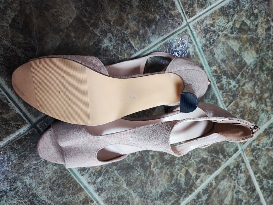 Чисто нови дамски обувки на ток. 41 номер.