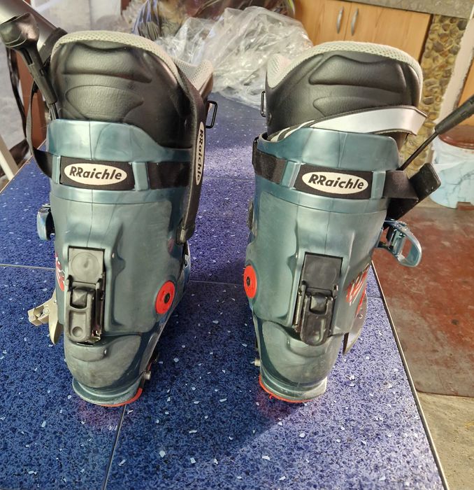 Скиорски обувки  ски и щеки