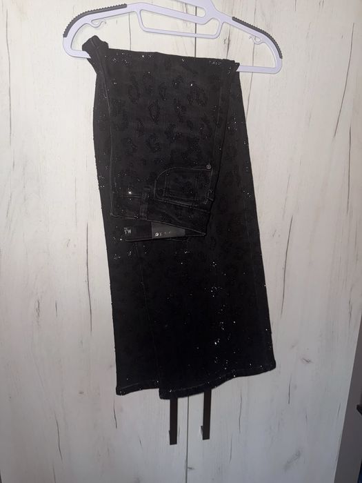 Черни дънки с камъни хит модел