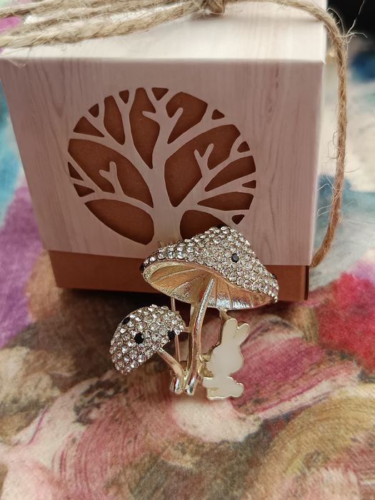 Красиви дамски брошки