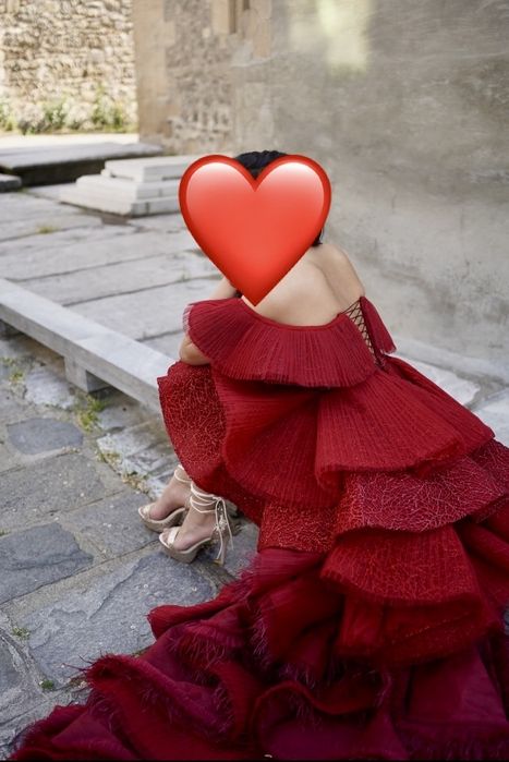 Дизайнерска бална рокля с пера и камъни