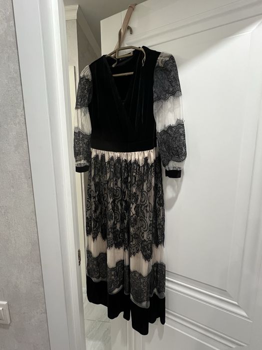 Платье вечернее в черном цвете.