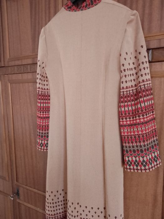 Народна носия с фабрично тъкани народни мотиви.