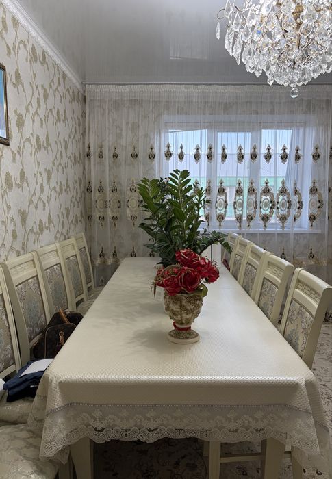 Гостиный стол и стулья