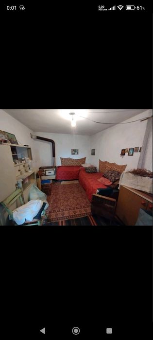 Двуетажна вила с двор.