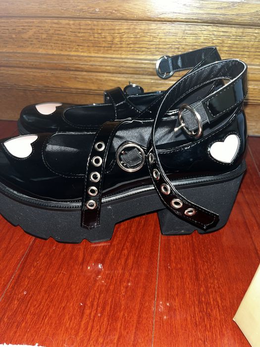 Продам красивые лакированные туфли