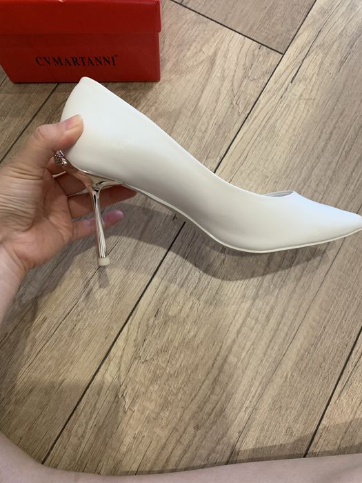 Белые свадебные туфли