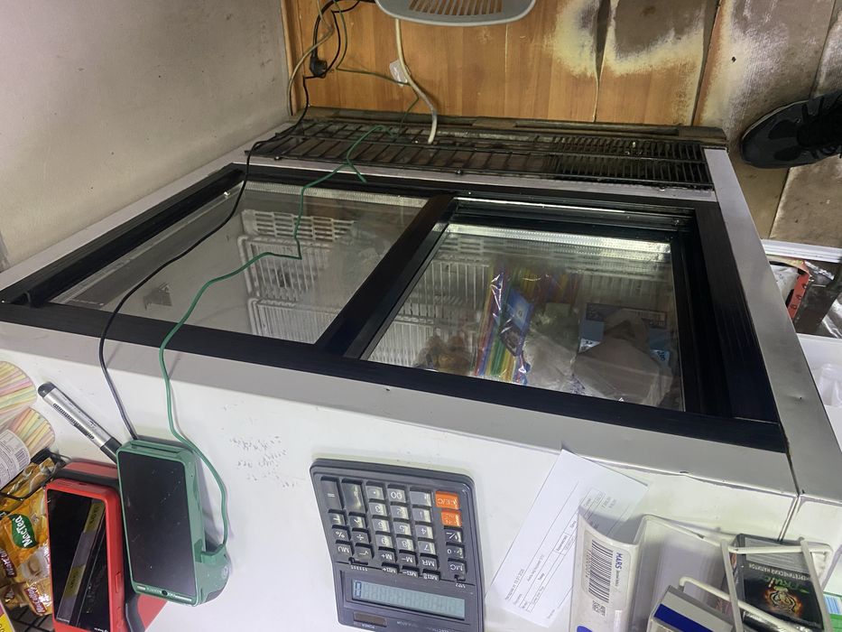 Холодильник витринный стол касса