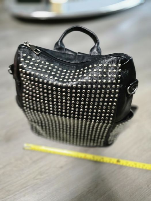 Раница с метални капси