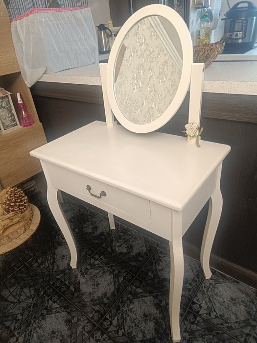 Бяла тоалетна масичка.