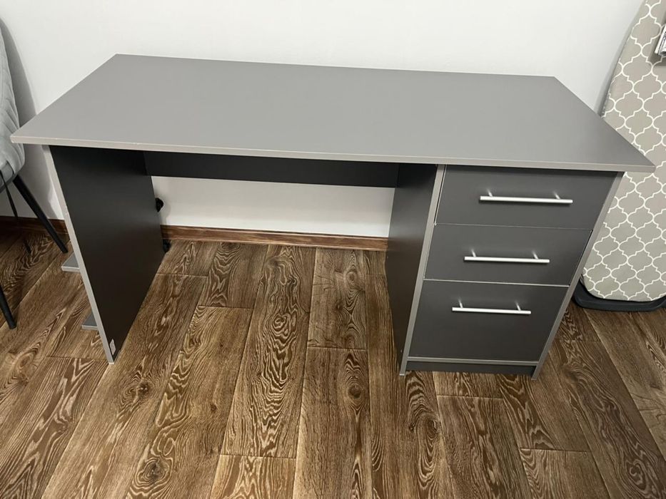 Рабочий стол в сером цвете
