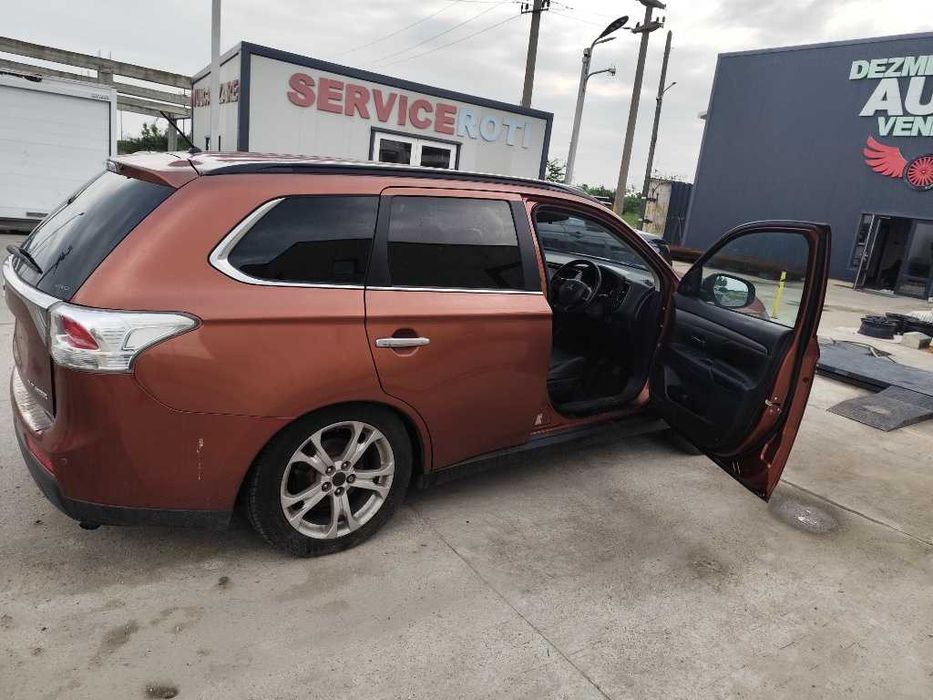 Dezmembram Mitsubishi Outlander III 2.2 DI-D 2.3 dci 4WD 132kw An 2016