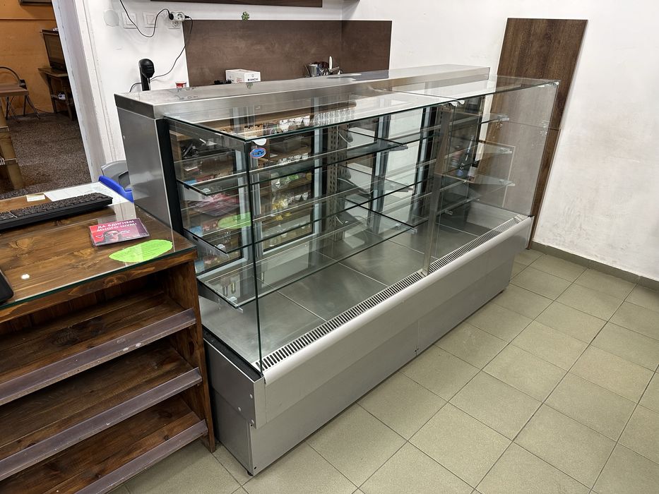 Сладкарска витрина