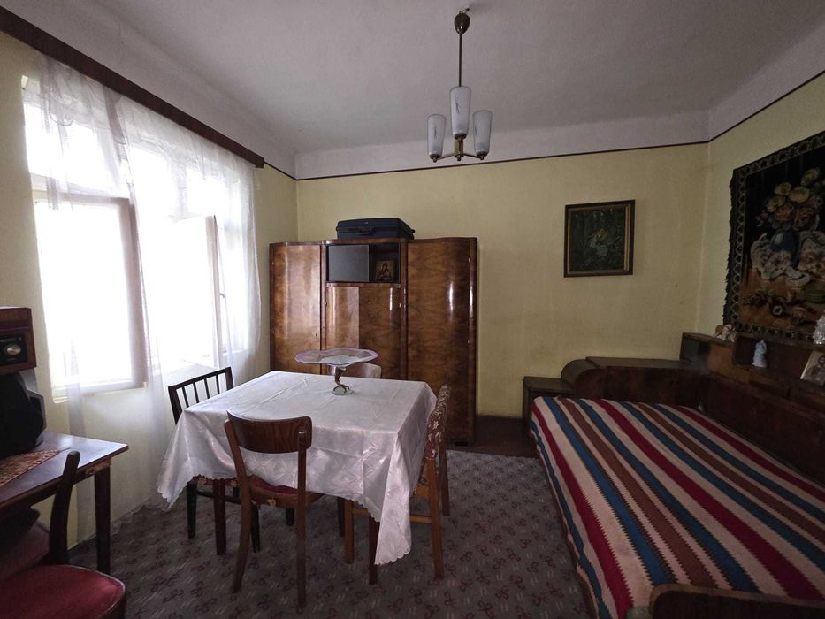 Casă în oraș, cu teren, de vânzare