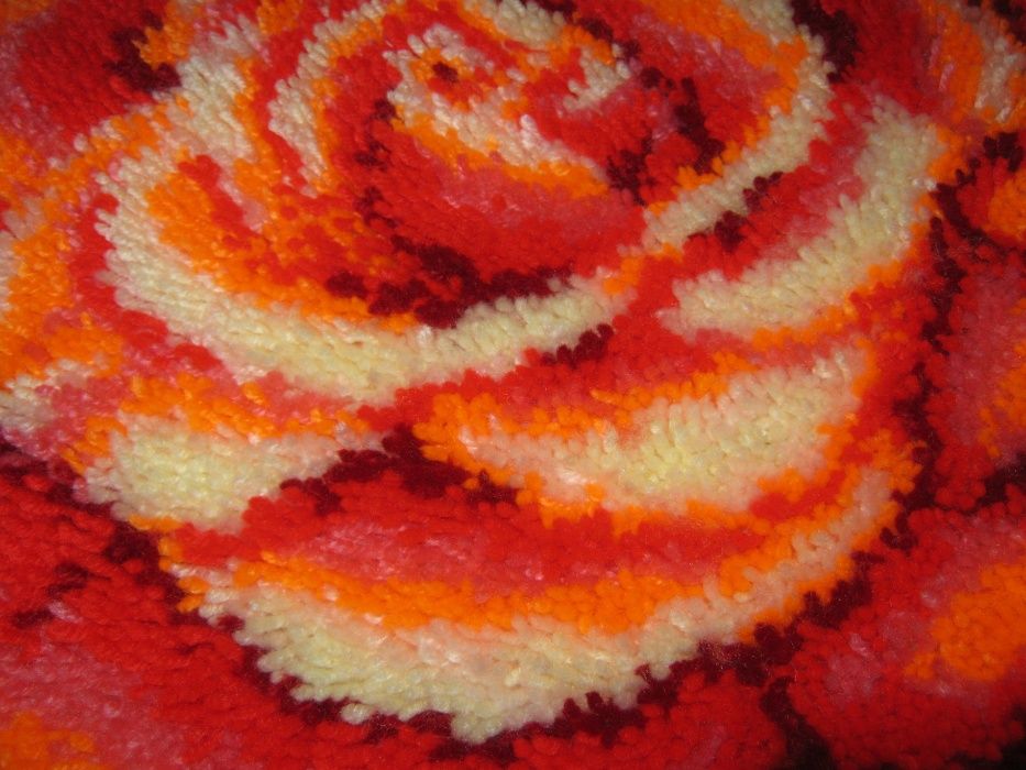 Фъкано килимче "Роза" - ръчно изработено