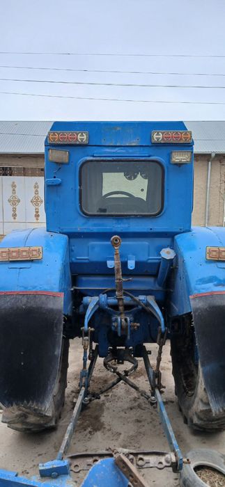 Traktor sotiladi 4x4