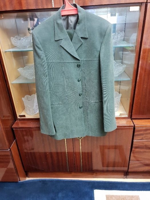 Продаю костюмы и брюки