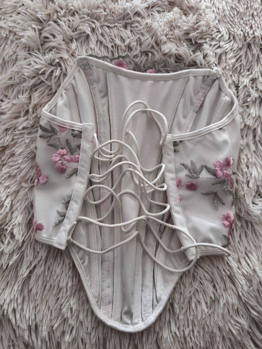 Корсети с връзки и цип