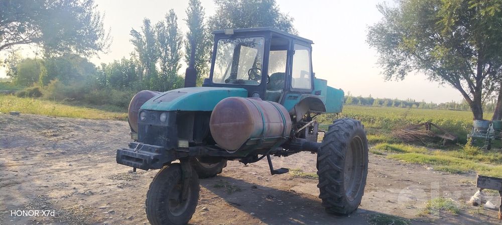 Traktor TTZ ovhisi bilan birga
