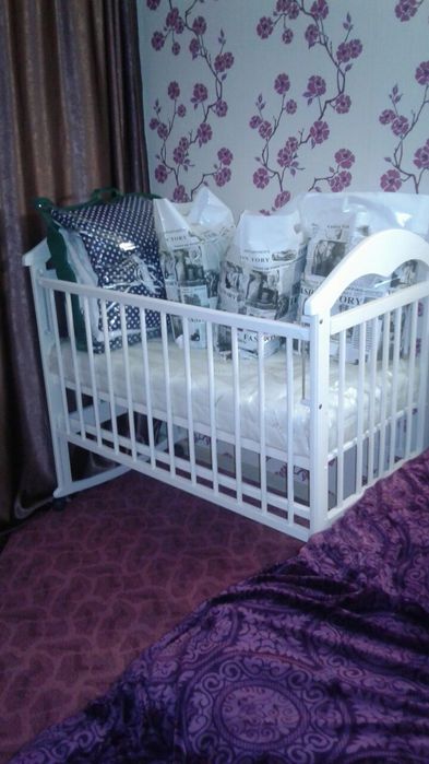 Детская кроватка и стул