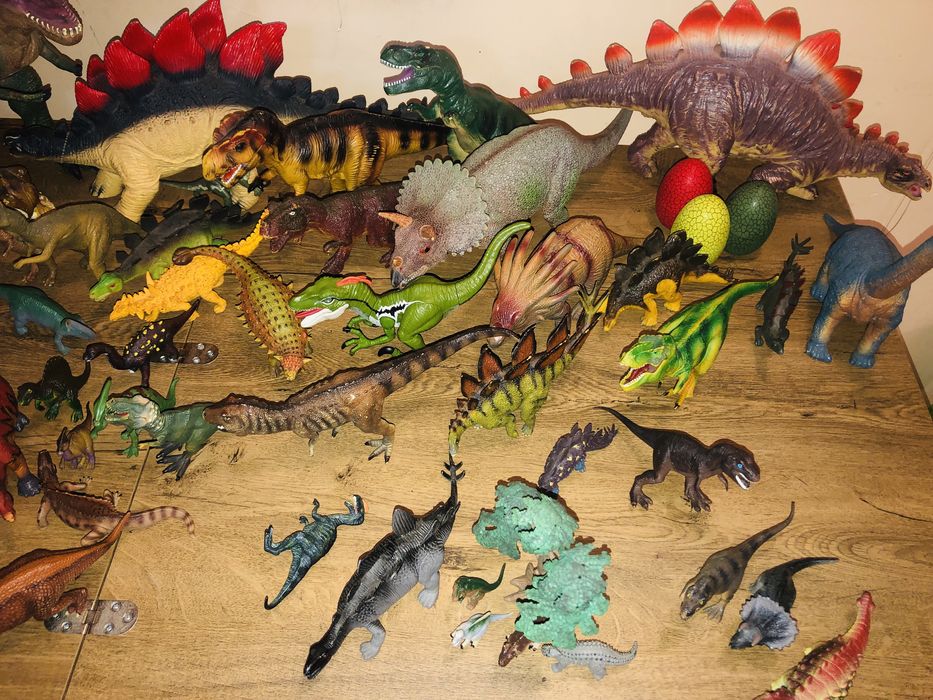 Лот Динозавти.