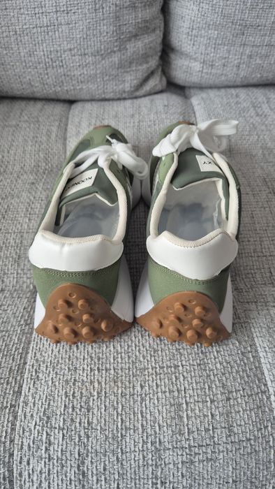 Нови маратонки. Не са обувани.