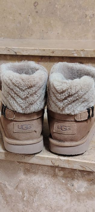 Vand încălțăminte UGG stare f. bună nr. 33-34 210 lei.
