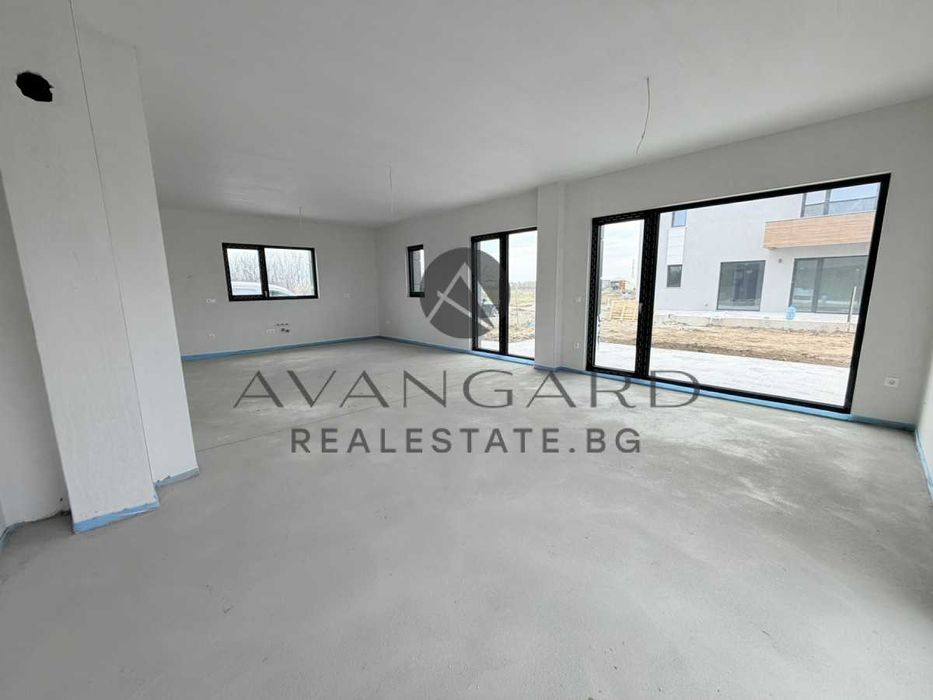 оф.25533 Двуетажна къща с двоен гараж/ Кючук Париж