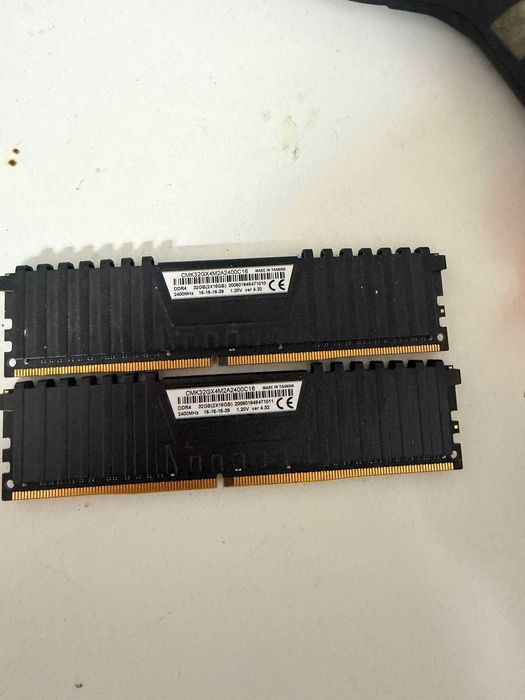 Ocazie Memorie PC Corsair VENGEANCE LPX 32GB (2 x 16GB) DDR4 DRAM  2400MHz C16 Memory Kit ,Black