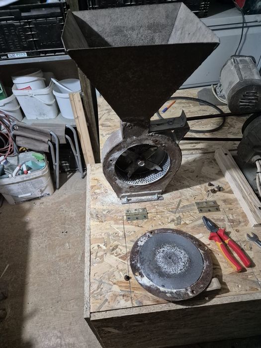 Vând moară cu motor monofazic și lădoi