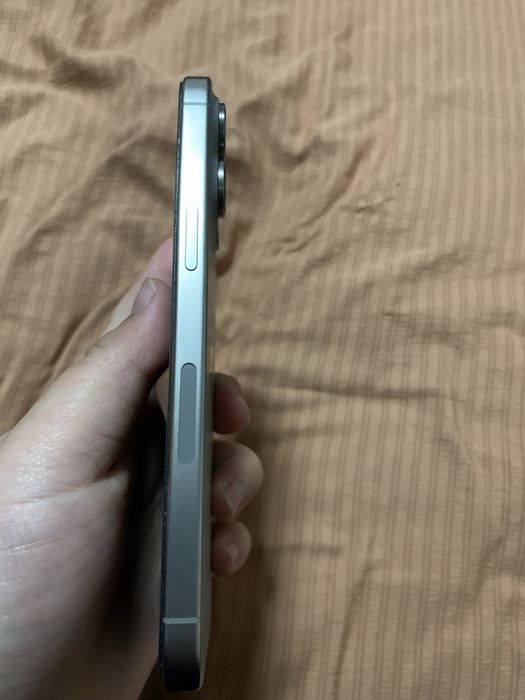 Iphone 15 pro max esim  xolati idial karobga dakment hammas bor 700$