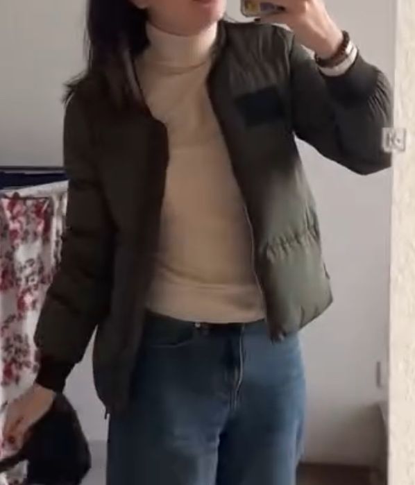 Вещи, коврик для йоги, куртка, штатив