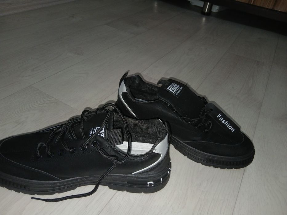 Мужские чёрные кроссовки