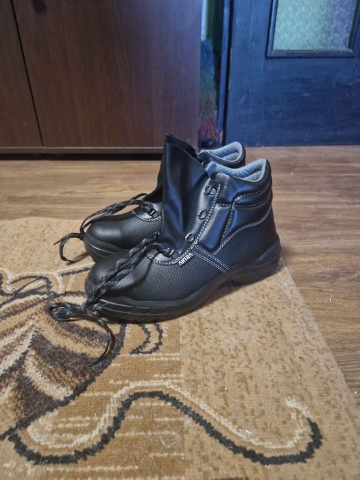 Продавам нови работни обувки