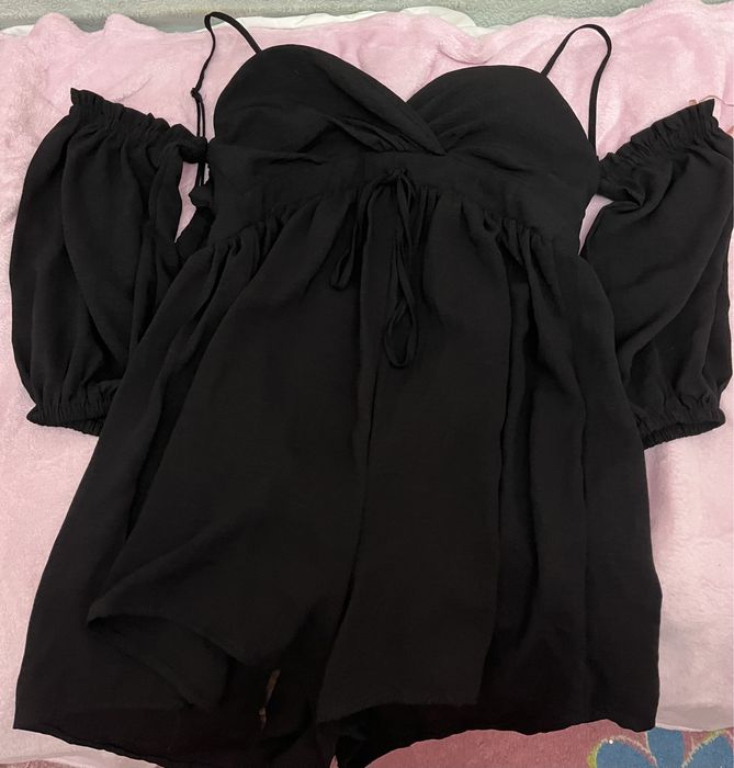 платье черное.