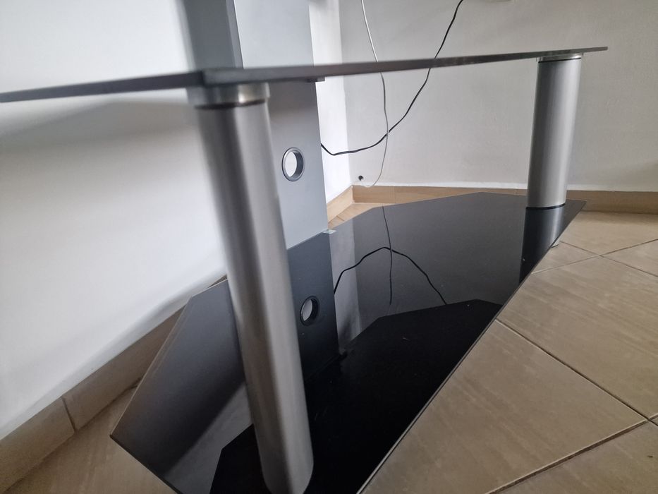 Стъклена стойка за телевизор нова.