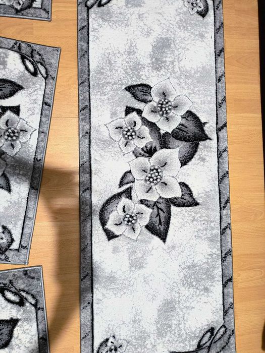 Set covor model floral cu pui