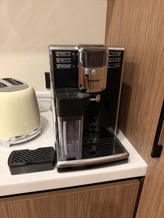Подам кофемашину  philips