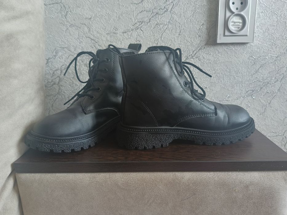 Продам ботинки на девочку чёрные новые