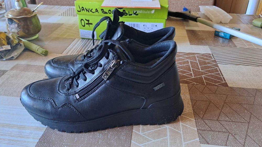 Обувки , 37 номер нови обути един път Купени за 140 лв.