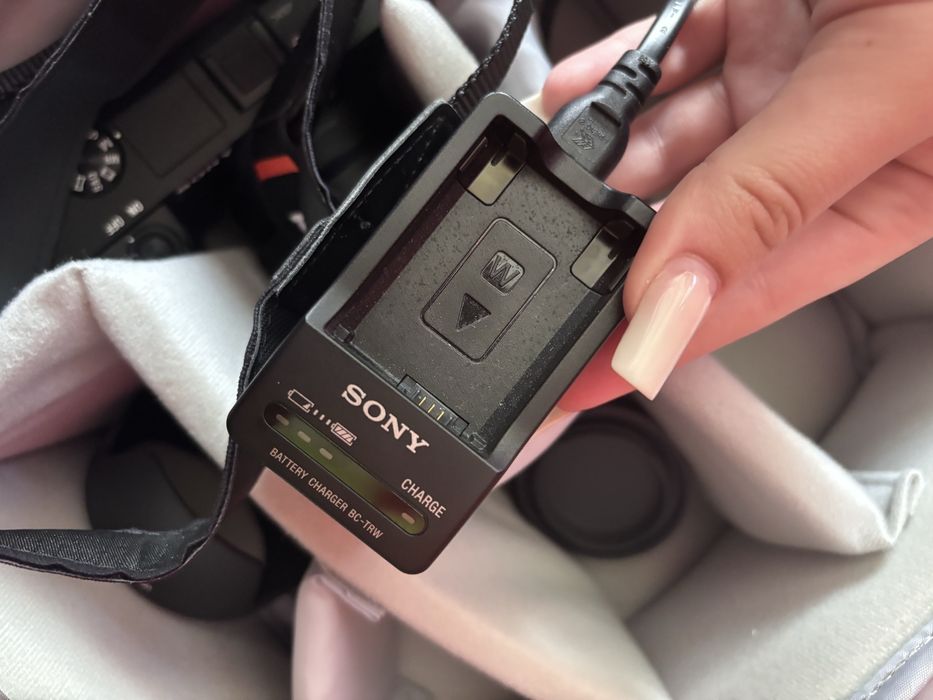 Sony A6400, obiectiv kit 18-135 mm + ghiozdan lowepro + card 128 GB
