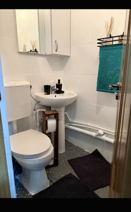 Garsoniera PARTER in spatele mallului , cu demisol, mobilat si utilat