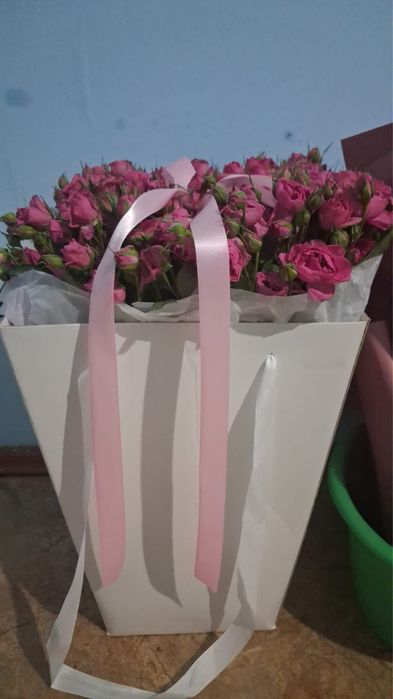 Это кустовая роза (спрей-роза).