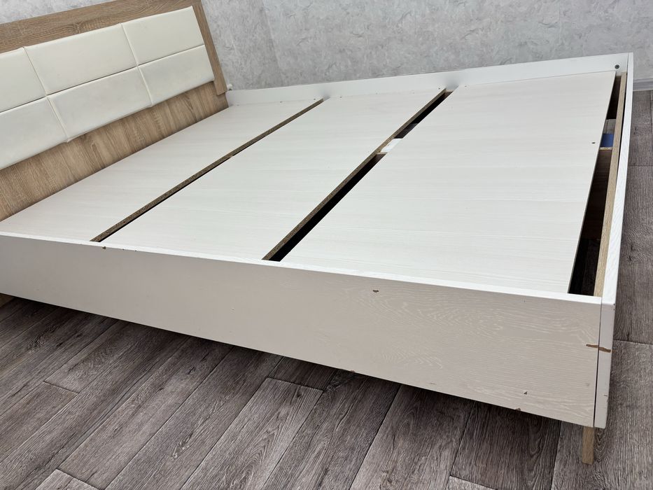 Подается кровать ,шкаф