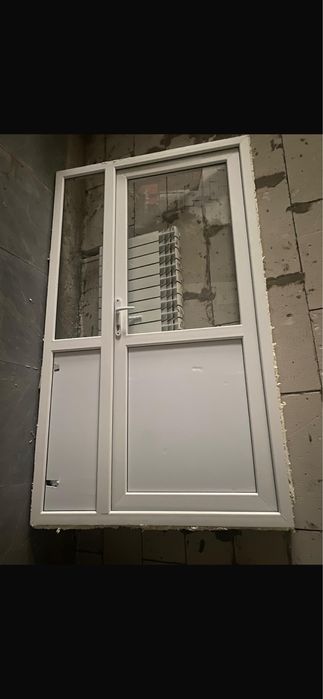 Пластиковая дверь ПВХ с боковой панелью