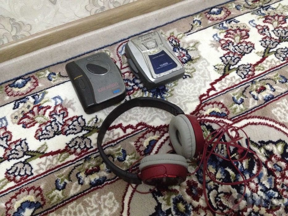 Плееры Sony Aiwa и наушники.
