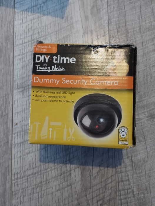camera falsa cu baterii