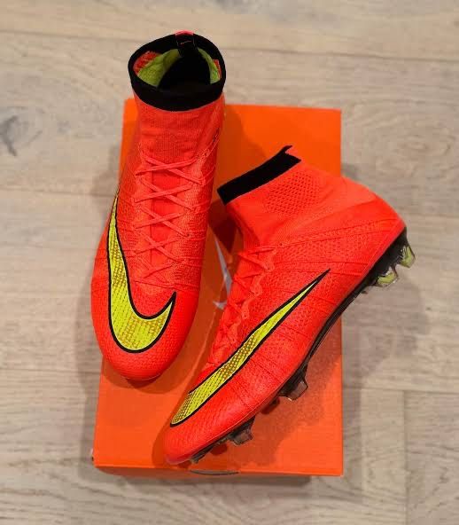 РЕТРО ФУТБОЛНИ БУТОНКИ NIKE-класика,стил и качество!