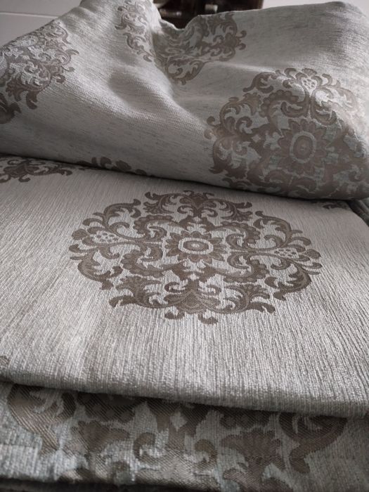 Vând garnitură draperii cu cuvertura de pat.